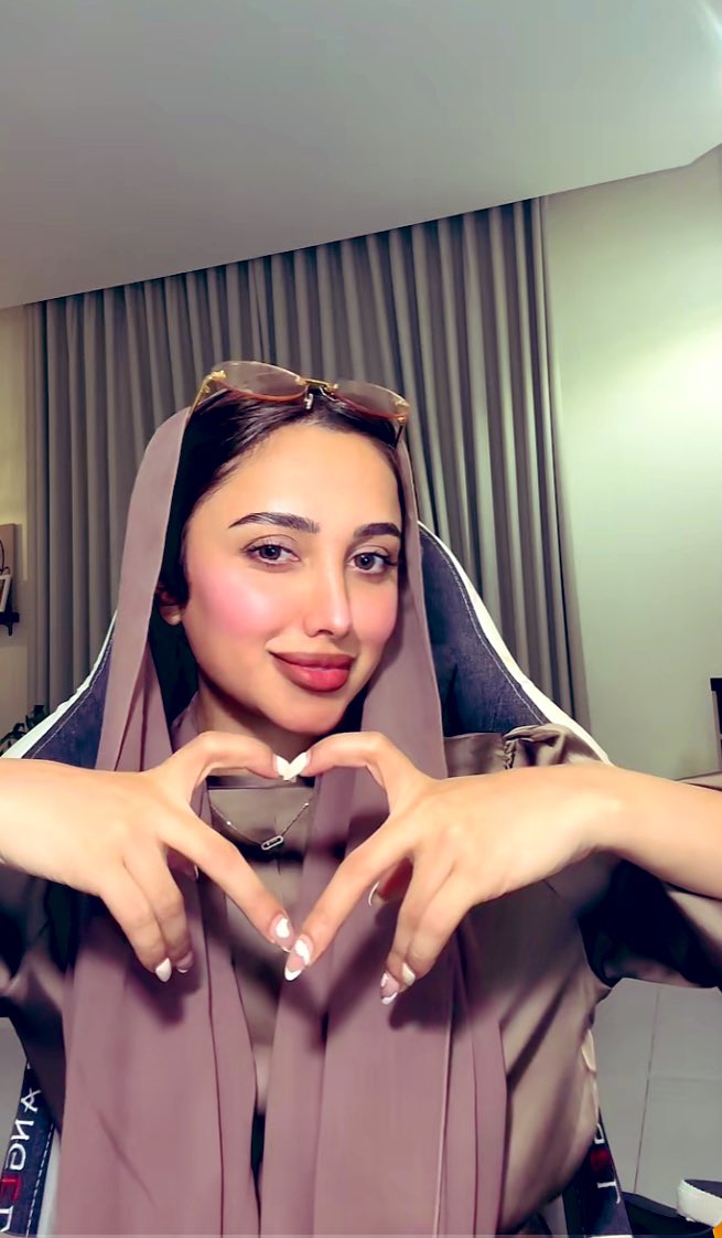 وجَلسةُ أُنسٍ في اِجتماع أحبةٍ 
بهم تبسمُ الأفراح يا لذّة السَعدِ
#نيلوه