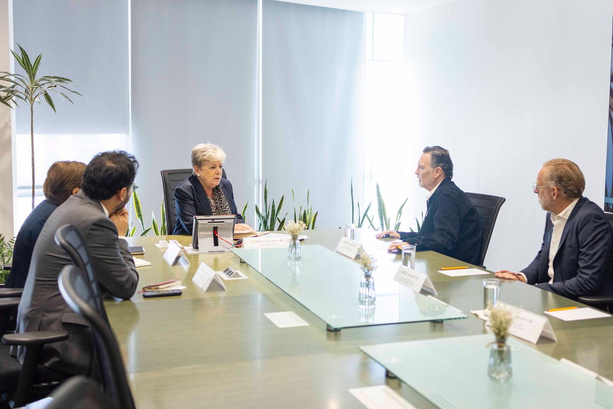 En una reunión encabezada por <a href="/makugo/">Mauricio Kuri</a> y la titular de <a href="/SEMARNAT_mx/">SEMARNAT México</a>, <a href="/aliciabarcena/">Alicia Bárcena</a>, para dar seguimiento a la agenda ambiental de Querétaro. Continuamos impulsando acciones en ordenamiento territorial, gestión de residuos y economía circular que colocan a nuestro estado como