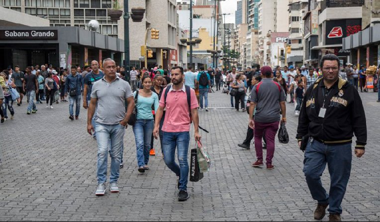 Manuzlaya70's tweet image. Según #DataViva el 89% de los venezolanos respalda la soberanía del país y rechaza las acciones de EE. UU., considerándolas un intento de cambio de régimen. El estudio también indica que el 91% cree que el verdadero motivo es el petróleo. La popularidad de Maduro sube al 70%,…