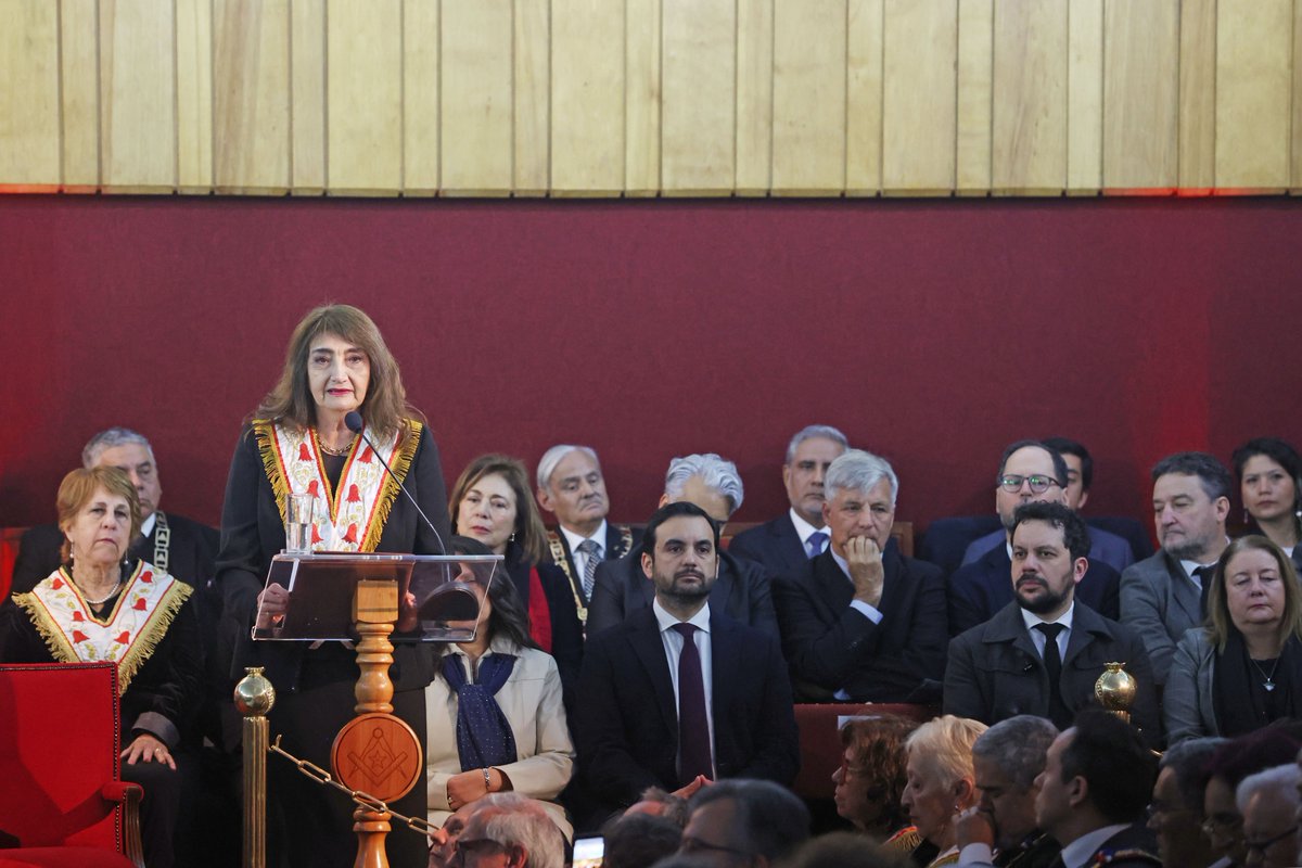 GranLogFemChile's tweet photo. 🇨🇱 Hoy, la conmemoración del #18deseptiembre invita a reflexionar no solo sobre el pasado, sino también sobre el presente y el futuro de la #República.

Revisa el discurso completo de la Gran Maestra en Fraternitas 2025: https://t.co/hP7xjPpVJ5 https://t.co/PfFhoWtbBF
