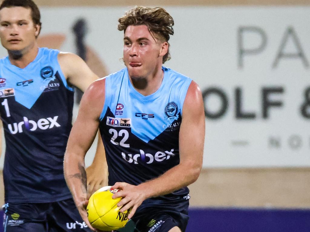 MENSCH: Baxter Mensch is heading back to Palmerston. The 25 year-old midfielder, fresh from a McLeod Medal in the Sunraysia FL, previously played with the Magpies before his Buffaloes stint. An absolute ball-magnet. #NTFL