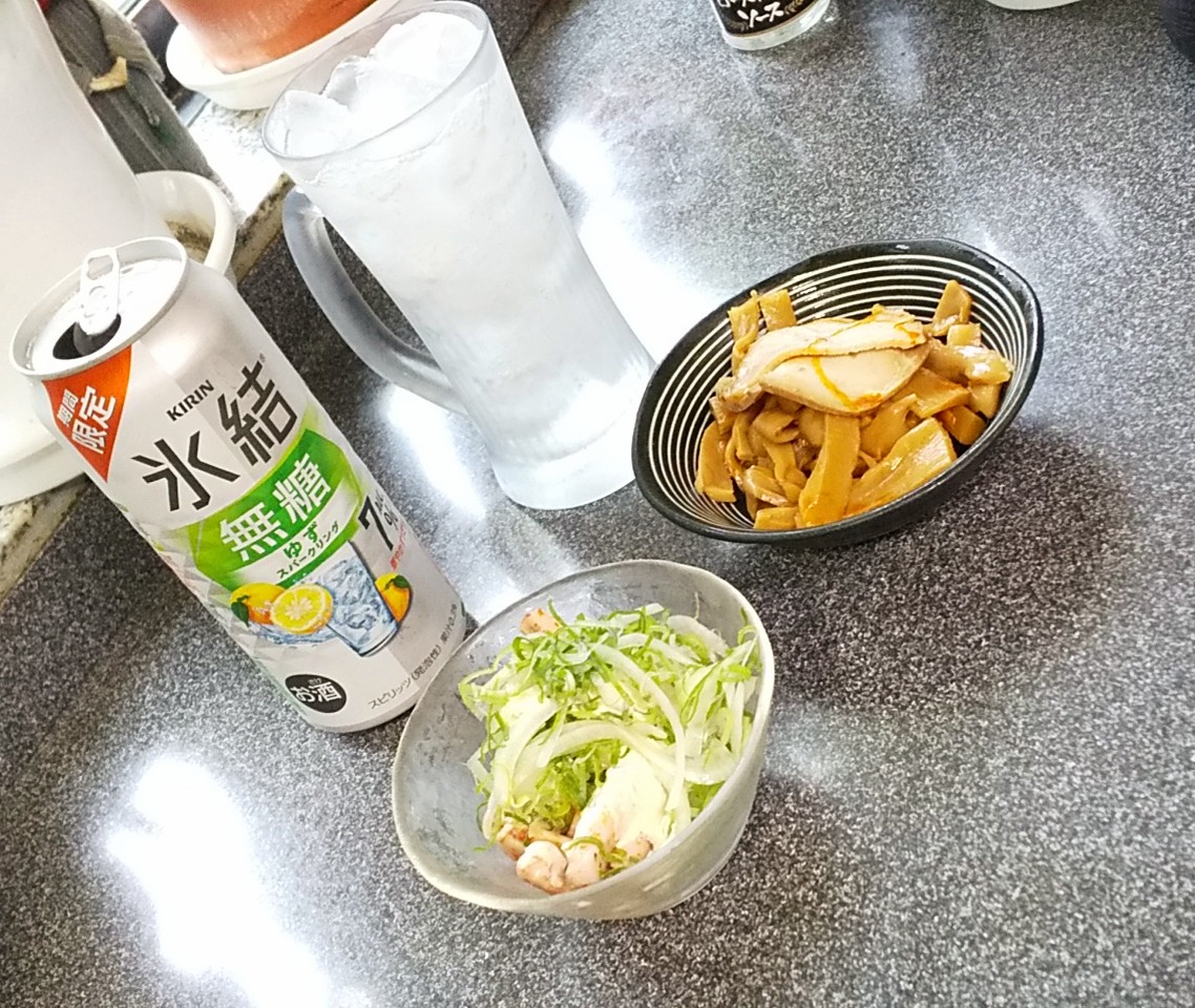 mofumofumoon's tweet image. おはようございます😊
今朝は雨ですが、自宅のあたりはほとんど降ってなかったので、たわしちゃんはカッパは着ないで散歩に行ってきました😉
帰ってきたら、チャーシューメンマに冷製ピリ辛焼きいか、氷結無糖ゆずスパークリングで一杯です😆
#お酒好き
#氷結無糖ゆずスパークリング
#犬好き