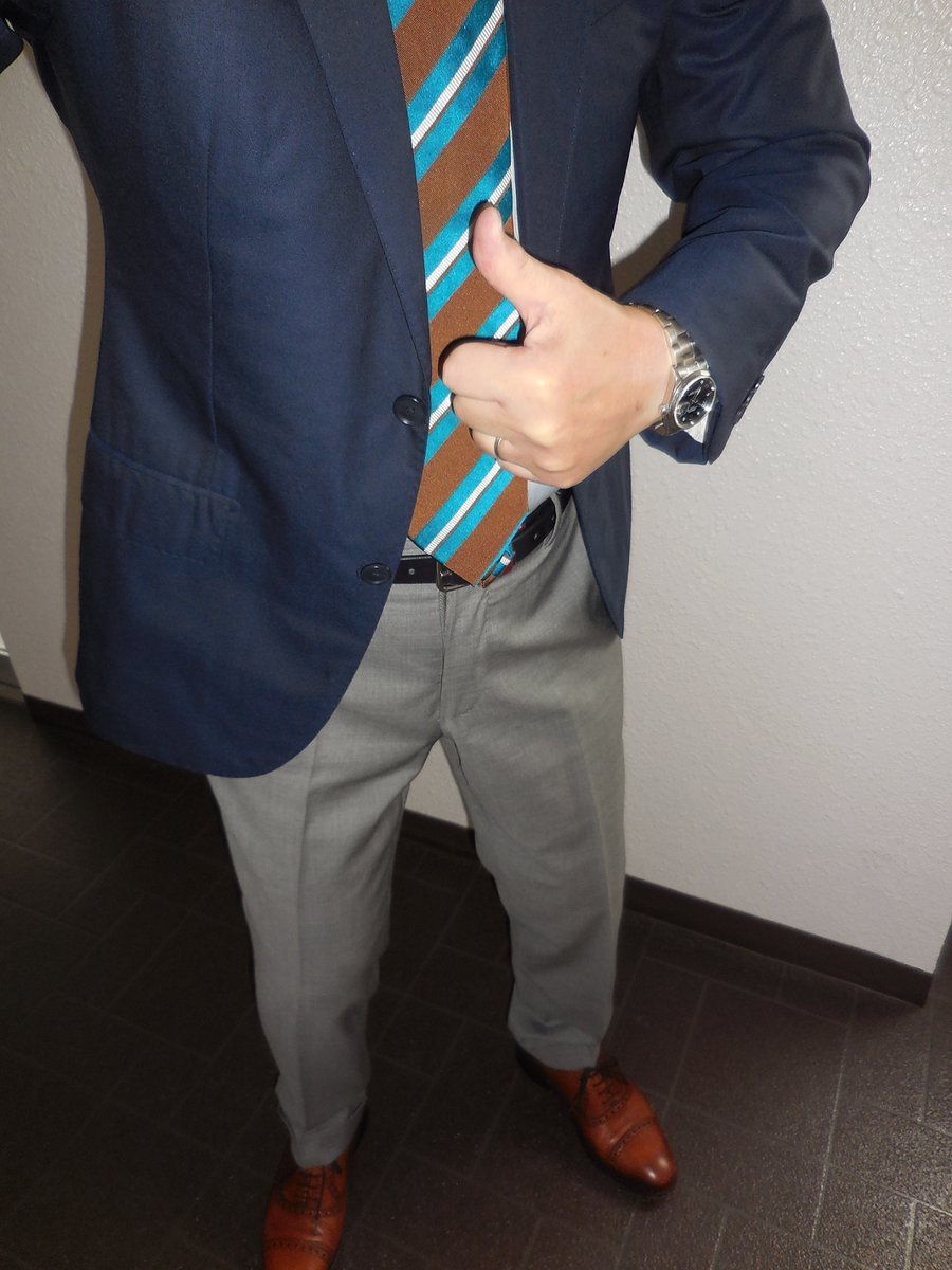 TGIF☕️おはようございます🥱
今朝の最低気温14℃まで下がりました🥶そろそろジャケットの出番ですね～。一番のお気に入りのネクタイとTOOTのパンツです✨✨✨あららちょっと💧が😅😅
では～良きハナキンを🫂🤗🫂🤗🫂🤗🫂