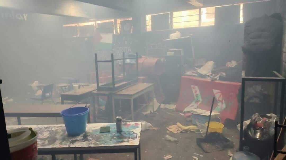 AztecaNoticias's tweet image. Cuatro estudiantes de la Prepa 5 de la #UNAM fueron expulsados luego de que se comprobara su participación en la supuesta amenaza de #bomba en el plantel, el 7 de abril pasado, cuando la #policía encontró un falso artefacto #explosivo

Según el Tribunal Universitario, estos…