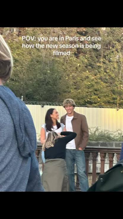 PreviouslySerie's tweet photo. #ElVeranoEnQueMeEnamoré 
#TheSummerITurnedPretty 

💥BOMBAZO💥

¡ESCENAS FALSAS!

La creadora Jenny Han confirma en @EW que rodaron escenas falsas en París junto a Gavin Casalegno reuniendo a Belly y Jeremiah en París con la intención de ser vistos.

Se hicieron públicamente para que los fans y los paparazzi hicieran fotos y las imágenes inundarán, como así fue, las redes sociales inspirando teorías incorrectas sobre el final de la 3T.

Le pagaron a Gavin Casalegno un viaje a París por dos semanas para realmente fingir un trabajo:

“Me dijeron: ‘oye, vamos a darte un vuelo a París y vas a grabar algunas escenas’. Pensé: ‘No sé por qué, pero vale. Estaré ahí’. Tuve que pasar una o dos semanas en París, lo cual no estuvo nada mal en absoluto. Realmente lo disfruté.

Obviamente las escenas no estaban en los episodios, pero fue divertido hacerlo y ver a la gente asomándose desde sus balcones para grabarnos. Nunca van a ver esto. Fue genial. Me sentí como un agente de la CIA”.

Las escenas no tenían guion ni se les indicaron diálogos. Simplemente fingieron actuar e incluso replicaron escenas del 3x10.

La creadora admite: “Fue mi manera de tratar de proteger la historia para la audiencia”.
