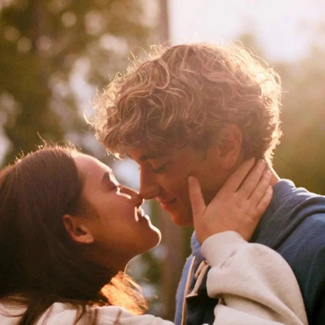 PreviouslySerie's tweet photo. #ElVeranoEnQueMeEnamoré 
#TheSummerITurnedPretty 

💥BOMBAZO💥

¡ESCENAS FALSAS!

La creadora Jenny Han confirma en @EW que rodaron escenas falsas en París junto a Gavin Casalegno reuniendo a Belly y Jeremiah en París con la intención de ser vistos.

Se hicieron públicamente para que los fans y los paparazzi hicieran fotos y las imágenes inundarán, como así fue, las redes sociales inspirando teorías incorrectas sobre el final de la 3T.

Le pagaron a Gavin Casalegno un viaje a París por dos semanas para realmente fingir un trabajo:

“Me dijeron: ‘oye, vamos a darte un vuelo a París y vas a grabar algunas escenas’. Pensé: ‘No sé por qué, pero vale. Estaré ahí’. Tuve que pasar una o dos semanas en París, lo cual no estuvo nada mal en absoluto. Realmente lo disfruté.

Obviamente las escenas no estaban en los episodios, pero fue divertido hacerlo y ver a la gente asomándose desde sus balcones para grabarnos. Nunca van a ver esto. Fue genial. Me sentí como un agente de la CIA”.

Las escenas no tenían guion ni se les indicaron diálogos. Simplemente fingieron actuar e incluso replicaron escenas del 3x10.

La creadora admite: “Fue mi manera de tratar de proteger la historia para la audiencia”.