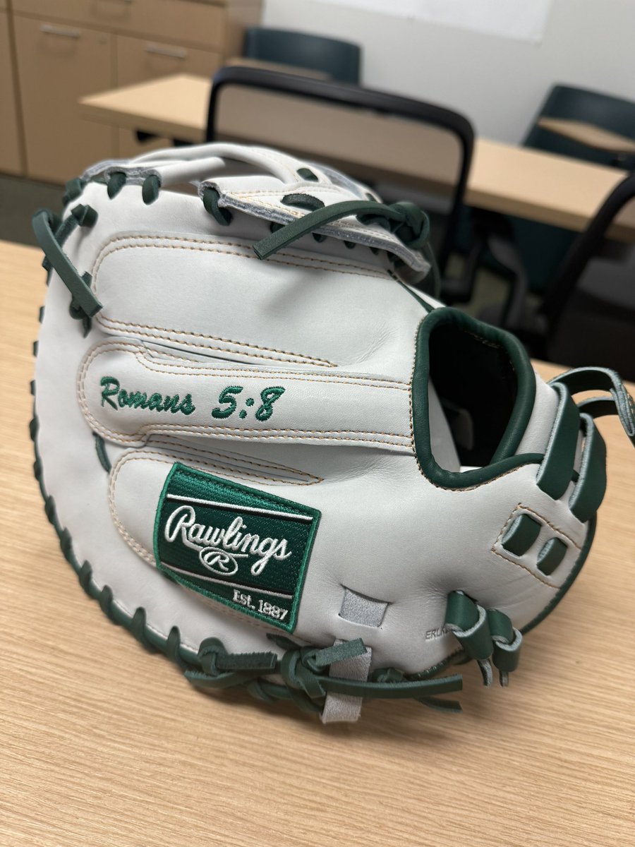New season, new glove!!!! #JUPhinsUp 🐬🐬