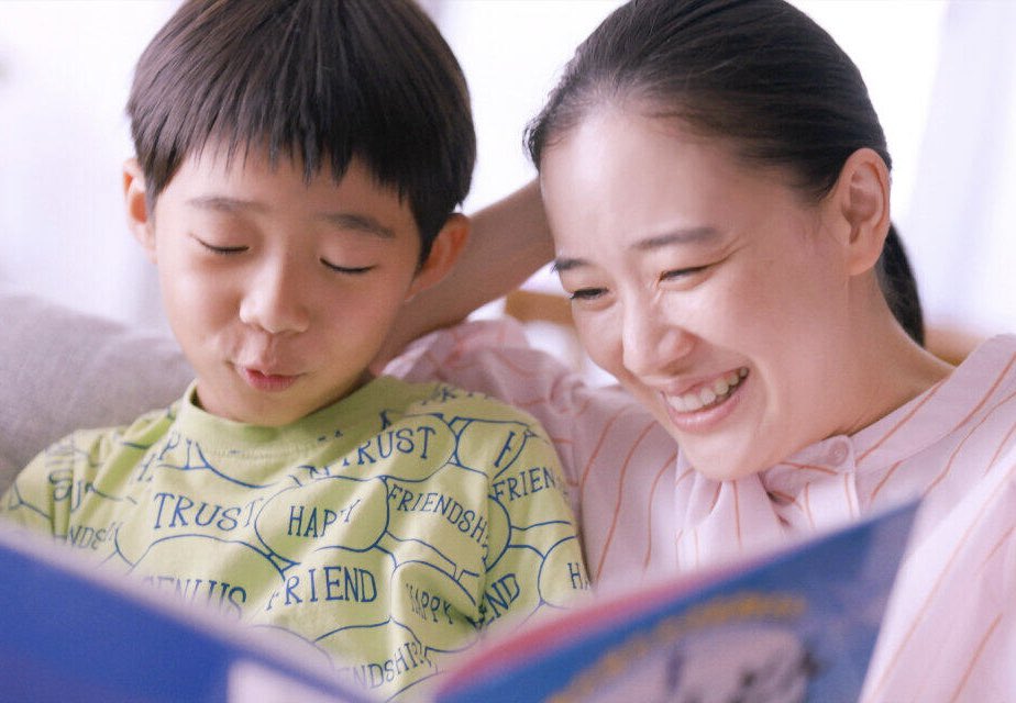 haganen1979's tweet photo. #ふつうの子ども
10歳の子供達3人で始めた環境問題活動は予期せぬ方向へと…
ドキッとしたり、クスッと笑えたり、笑えなかったり、こんな感じあったよなぁって観ている側の自分にも似た様な記憶がある子供時代が蘇ってきましたよw
環境活動の発端や彼等なりの心の吐露など感情的なやりとりがあるのだけれど子供達と大人達の関係性は既にあったかの様な自然さが溶け込んでおり演者の力と監督の演出の手腕に感心することしきり✨
あのラストシーンの柔らかさも非常に印象深かったな
実は初めて触れる #呉美保 監督作品
本作はとても感慨深い初対面になりました、リピ確実の傑作ではないですか？