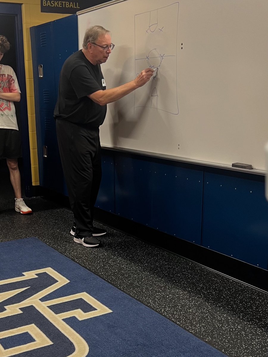 693 wins, 50+ championships, and a whole lot of basketball knowledge! Thank you Coach for helping out today #Grit #GoCoogs