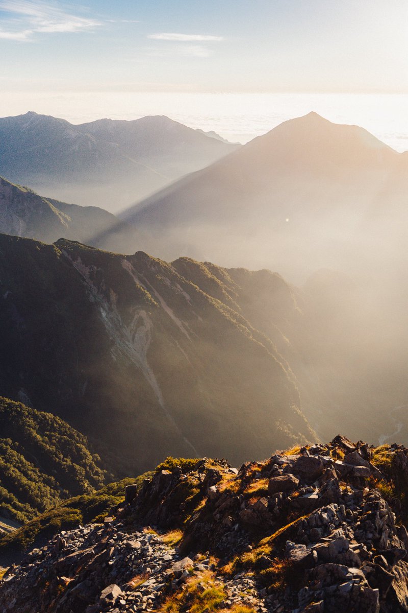 PE____q's tweet photo. mountain light. https://t.co/3G3By8Cvb3