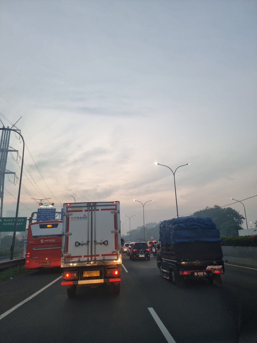 Tol Tangerang arah Jakarta mulai km 7 sudah merambat macet. Ada apa ya ? <a href="/RadioElshinta/">Radio Elshinta</a>  <a href="/TMCPoldaMetro/">TMC Polda Metro Jaya</a>