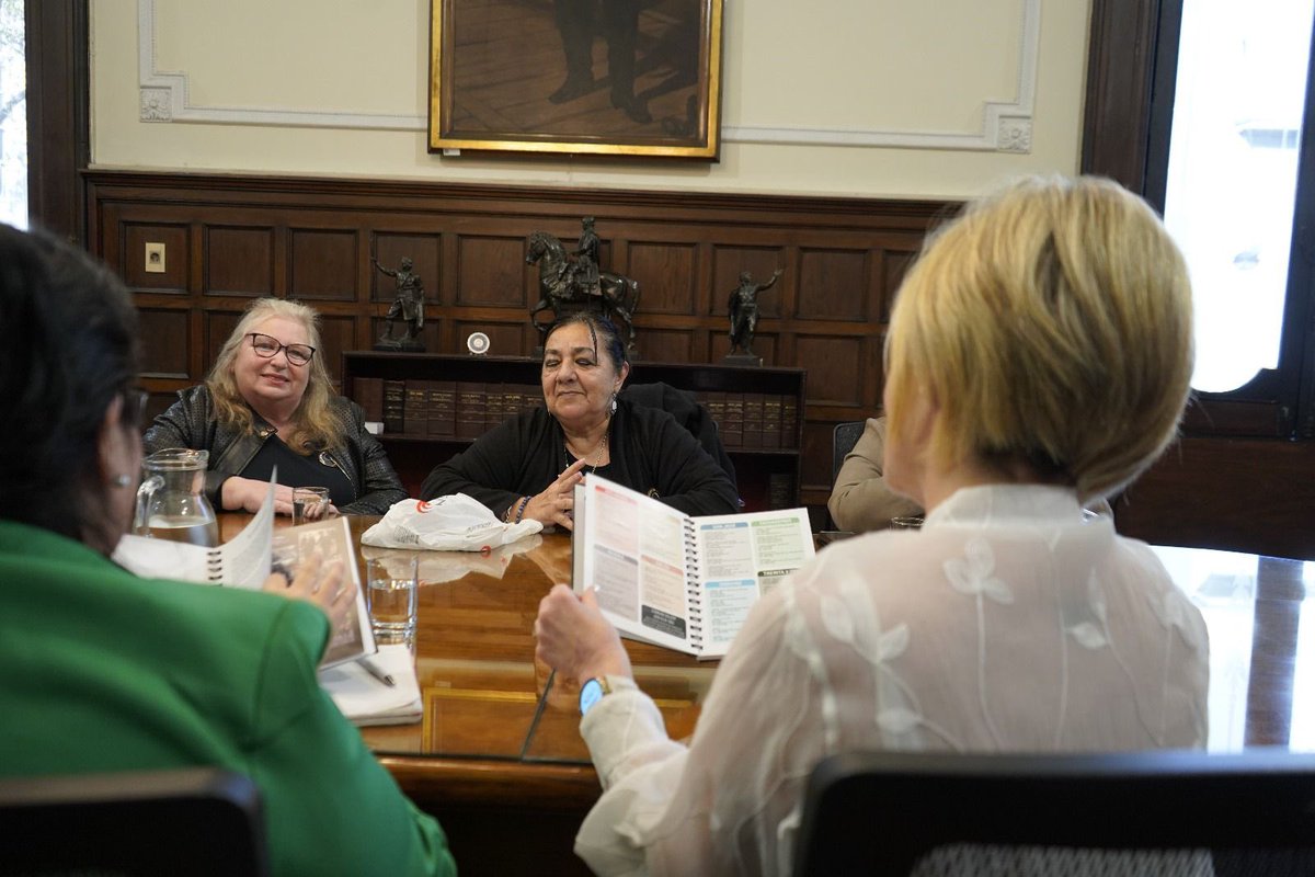 Minterioruy's tweet photo. La Subsecretaria del Ministerio, Gabriela Valverde y la Directora Nacional de Políticas de Género, July Zabaleta, se reunieron con Mujeres de Negro Uruguay.

El encuentro tiene como objetivo fortalecer el abordaje de la violencia de género en Montevideo y expandir su implementación a otros departamentos, priorizando los territorios con mayor frecuencia y gravedad de violencia.