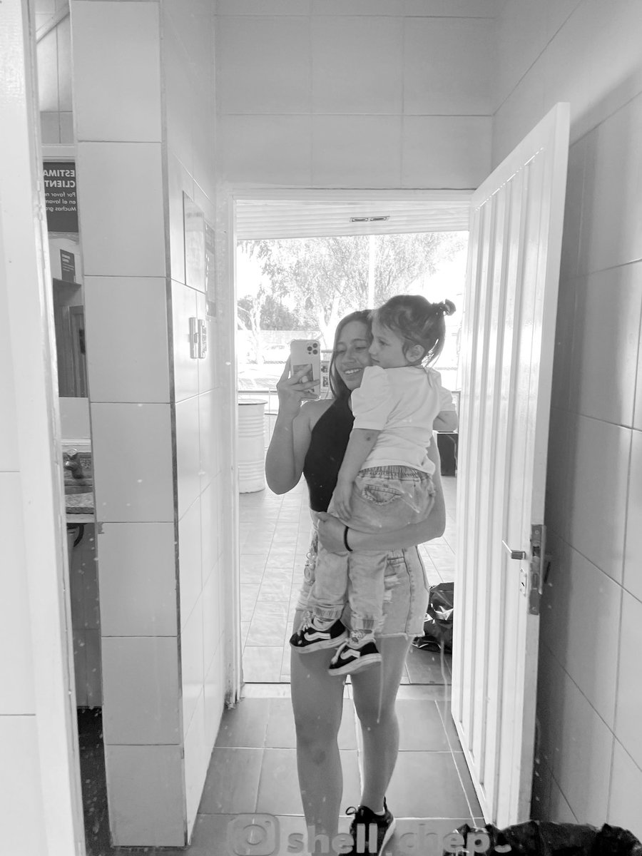 Mi pequeña guerrera,no sabes lo feliz que me hace que cada día las cosas vayan mejorando,siempre desmostrando lo fuerte y valiente que eres,te amo💖