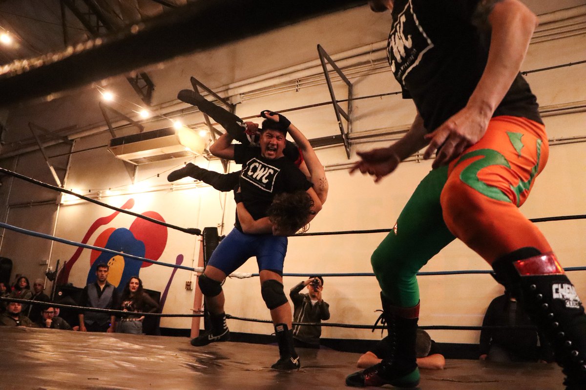 NuevaEraArg's tweet photo. 🤘El #ChenenWrestlingClub está imparable.
🔥 Como lucha de apertura tuvimos a #Ackerman y #HellJack vs #Adriano y @PlayerFack.
🎓 Los representantes de #Legión dieron todo arriba del ring, pero “Los Profesores de la Rudesa” siguen con su racha de victorias.
📸 @tute_alvarez01 https://t.co/BvjAABBePo