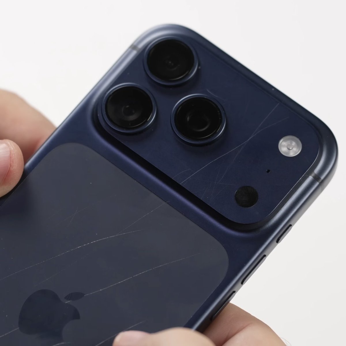 Ouch 👀

iPhone 17 Pro scratch test youtu.be/JuiCPiuBpEA?si…