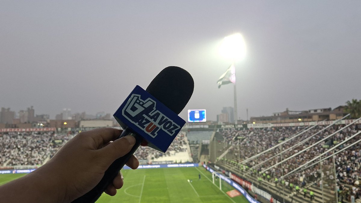 LaVozAzulLT's tweet photo. Nunca jugarán solos.
🎙️ Su micrófono regalón ya se encuentra en el Estadio Alejandro Villanueva 🇵🇪 , la #LocuraTotal lista y dispuesta para llevarte el duelo ante Alianza Lima 100% en vivo desde Matute por nuestro Youtube y Facebook Live en #ModoRadio, ¡TE ESPERAMOS!
#VamosLaU 🔵🔴🤘🏻
