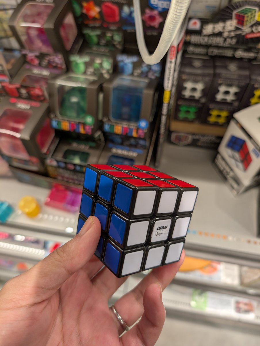 おもちゃ売り場にルービックキューブがあったら揃えたくなるよね