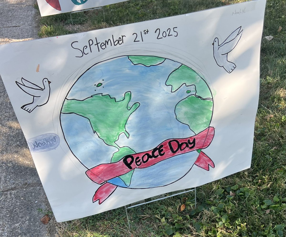 JeremyBaughAOSA's tweet photo. World Peace Day is Sunday.  As an IB World School, our scholars are sharing messages of peace with our community.   ☮️✌️🕊️ @broadripplems https://t.co/AMgDJdVzZj