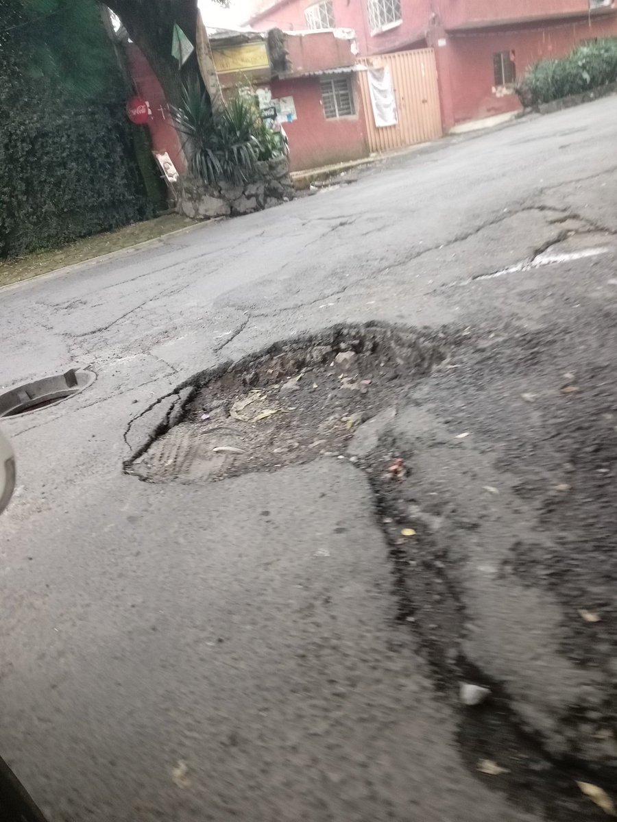 mamasuki_38's tweet photo. @GobCDMX @azucenau @heraldo_tv @inakimanero @XochimilcoAl @CamachoCirce carretera Constitución y xompol pueblo san francisco Tlalnepantla alcaldía de xochimilco bache y coladera sin tapa https://t.co/uXlQZfEW4V