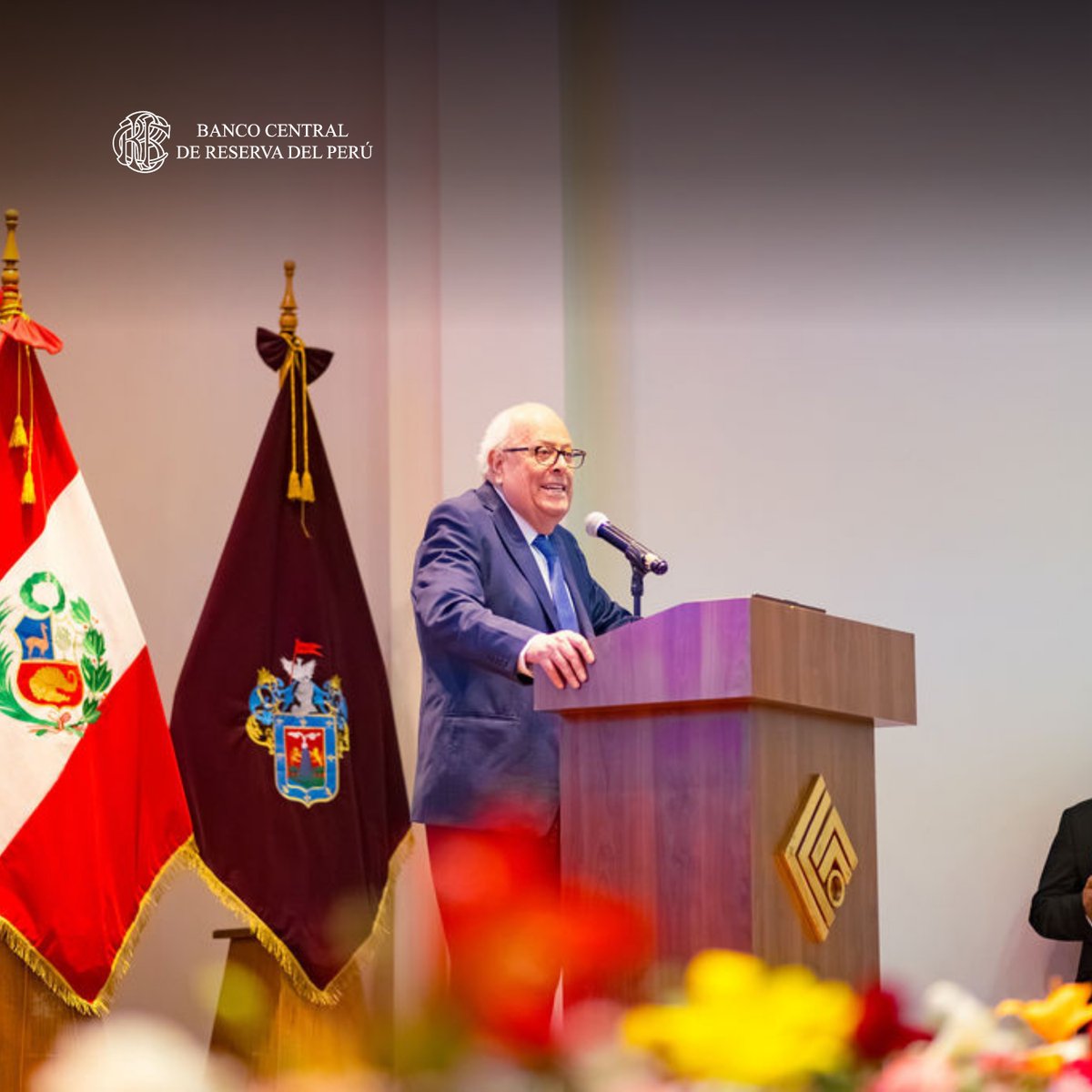 La Cámara de Comercio e Industria de Arequipa (CCIA) realizó una ceremonia especial para reconocer al Dr. Julio Emilio Velarde Flores, presidente del Banco Central de Reserva del Perú (BCRP).

Fotos: Cámara de Comercio e Industria de Arequipa