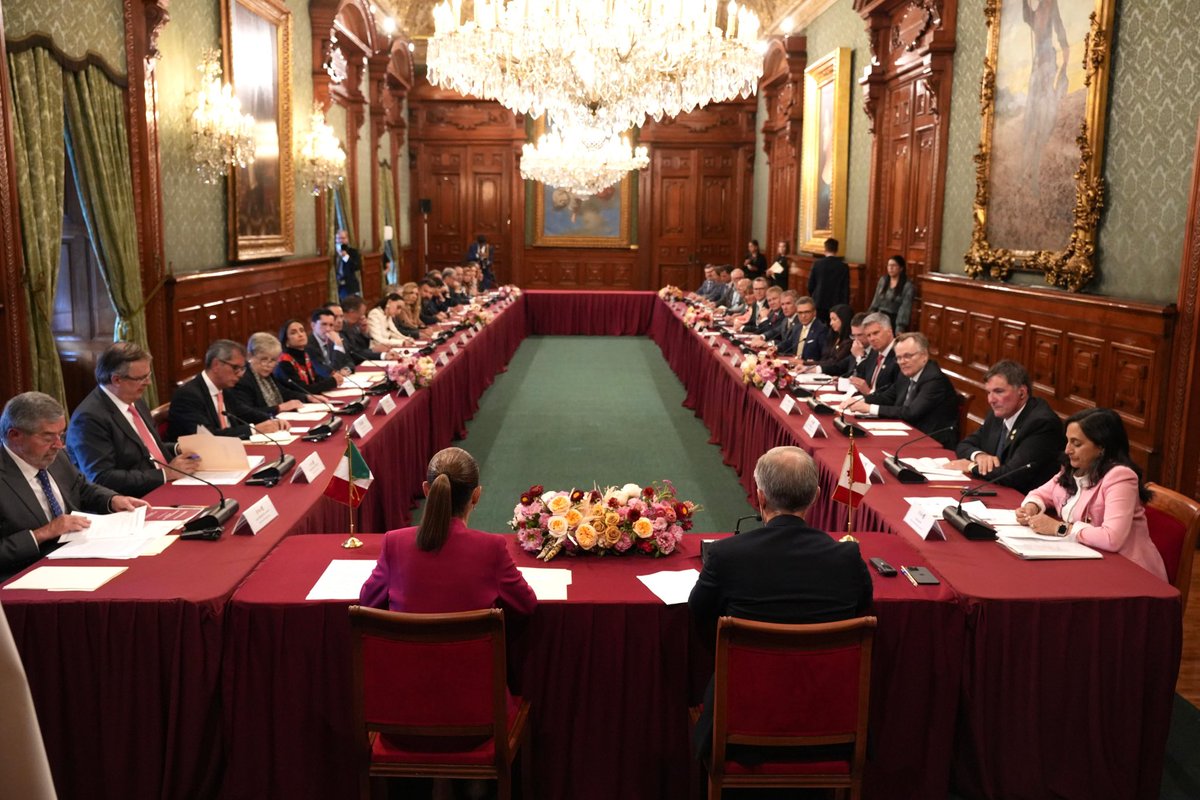 EliCesarC's tweet photo. En el Salón Embajadores de Palacio Nacional, la presidenta @Claudiashein sostuvo un encuentro con el primer ministro de Canadá, Mark Carney, así como con representantes del CEO Dialogue México-Canadá. 🇲🇽🤝🇨🇦

#ClaudiaPresidenta #México #Canada https://t.co/qqSen9UwS7
