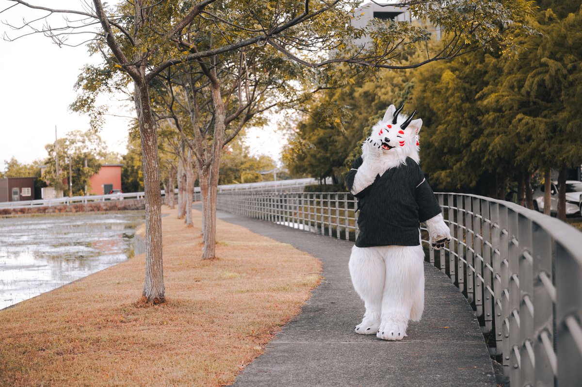 いっしょにお散歩しよ〜🌳😉
#FursuitFriday