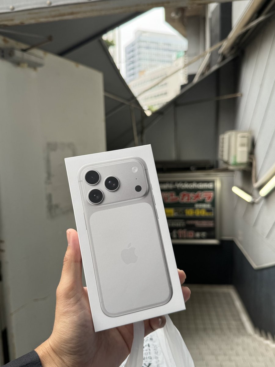 wraplus's tweet image. ヨドバシカメラ横浜店で当日販売分を購入できました。iPhone17 Proのみ在庫ありとの事。色はまだ選べました。地下入口が朝8時からオープンしています。