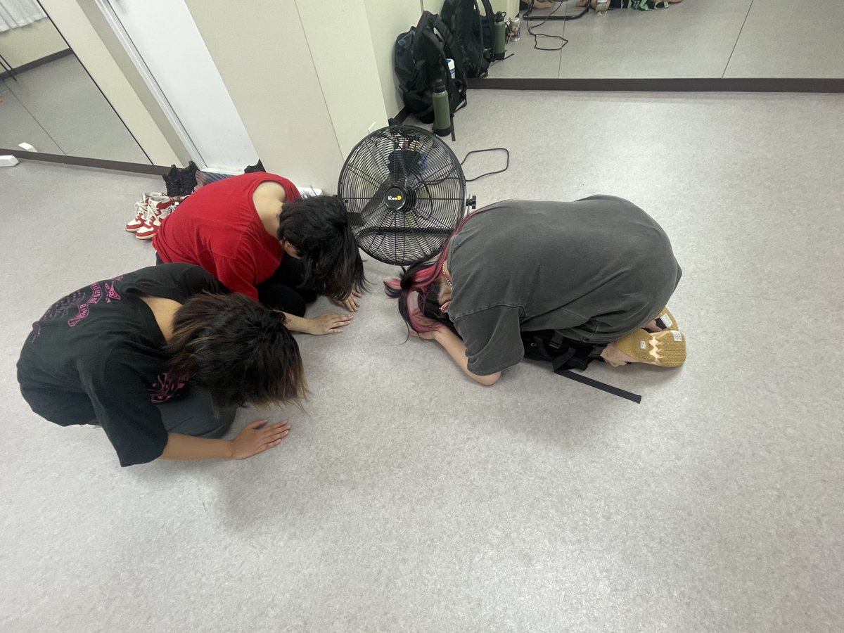 BattleofDance's tweet photo. 第15回の練習はイントロ回でした！
先生にじっくり解説してもらい体に叩き込んでいきます✊
本日も練習風景の一部の動画をどうぞ♪(音声削除済)

そして休憩中の不思議なワンシーンも…👀みんなで頭皮を冷やしております🧊
 #BoDスタ練 https://t.co/MGpzS3UfZ3
