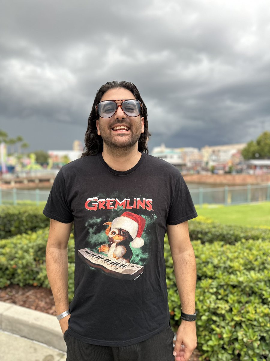 Rob_Volpe's tweet image. A night off from Horror Nights but I&apos;m actually still playing on Citywalk! Wearing the Gremlins shirt for a lot of reasons. You can guess them in the comments!

 #hhn #coreyfeldman #gremlins  #universalstudios