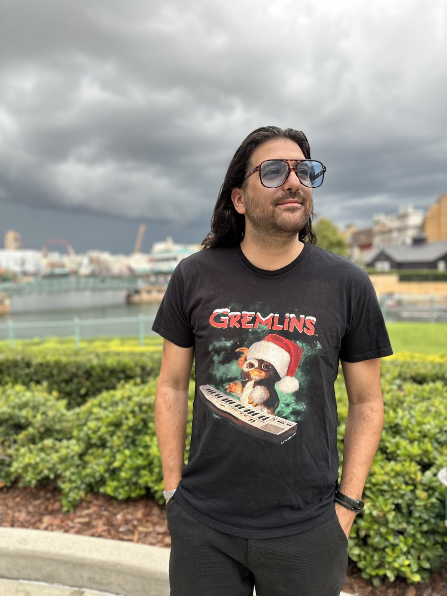 Rob_Volpe's tweet image. A night off from Horror Nights but I&apos;m actually still playing on Citywalk! Wearing the Gremlins shirt for a lot of reasons. You can guess them in the comments!

 #hhn #coreyfeldman #gremlins  #universalstudios