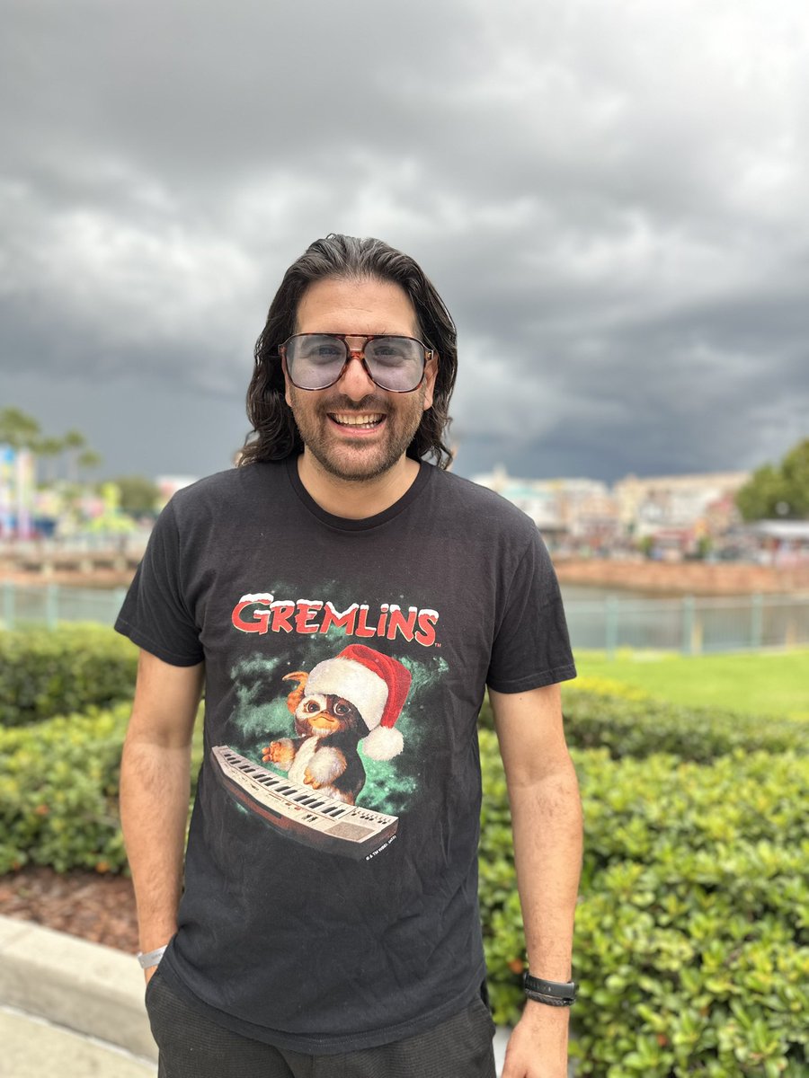 Rob_Volpe's tweet image. A night off from Horror Nights but I&apos;m actually still playing on Citywalk! Wearing the Gremlins shirt for a lot of reasons. You can guess them in the comments!

 #hhn #coreyfeldman #gremlins  #universalstudios