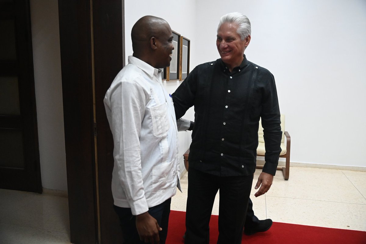 🇨🇺| Con el afecto de los buenos amigos, el Presidente <a href="/DiazCanelB/">Miguel Díaz-Canel Bermúdez</a> recibió en Palacio de la Revolución a 
Lesly David, secretario permanente del Sistema Económico Latinoamericano y del Caribe, quien realiza una visita oficial a #Cuba: la primera que hace en ese importante cargo.