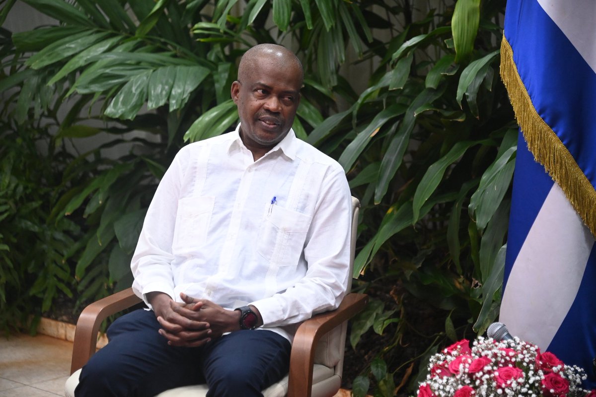 🗣️| El Jefe de Estado lo felicitó por su elección (primera vez que asume al frente del Sela un caribeño), y manifestó su alegría porque una persona formada en #Cuba haya asumido esa responsabilidad.

Lesly David es haitiano y estudió en la Universidad de Oriente.