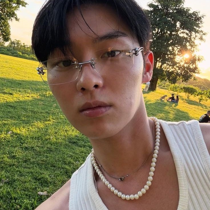 uma #shse au onde

Yeon Si-eun é obrigado por sua mãe a viajar para a praia nas suas férias de verão e lá ele conhece Ahn Su-ho, um surfista habilidoso da região e um tanto quanto engraçadinho demais.