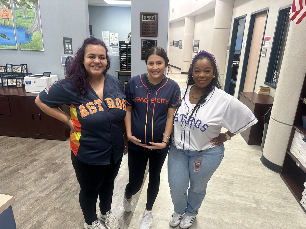 Tyesha_Beller's tweet image. Yesterday, we teamed up and proudly represented the @astros for Hello Week! ⚾🧡💙 It was a great way to show team spirit while spreading kindness together. #HelloWeek #Astros #TeamKindness @FortBendISD