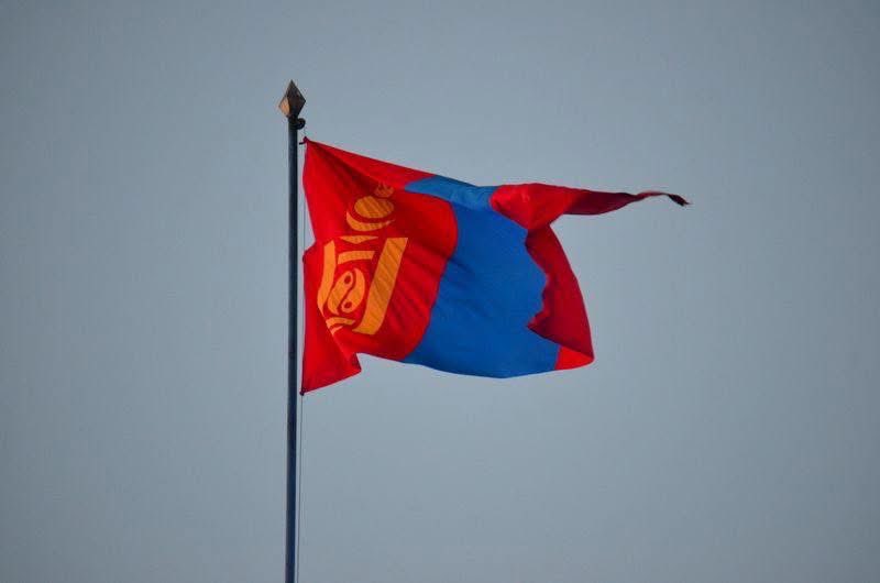 Төрийн албанд хагас жил ажилласан охин Монголын төрийн албаны ялзралын талаар ингэж бичжээ. 👇
 
Хурал, уулзалтанд орохоор “энэ нэг жоохон охин” гэсэн хандлага угтдаг.
Төрийн алба гэхээр л нэг худлаа чухал царайлсан, хөмсгөө зангидсан, пиджак өмссөн хүмүүс байх албагүй шүү