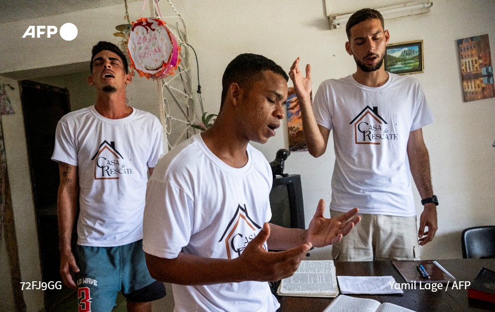 En un parque de #LaHabana, a plena luz del día, un joven camina errático, arrastrando los pies con la mirada perdida, como un #zombi. Es el efecto de #elquímico, la #droga sintética que ha encendido las alarmas en la isla.

✍️ Rigoberto Díaz

u.afp.com/SPDf