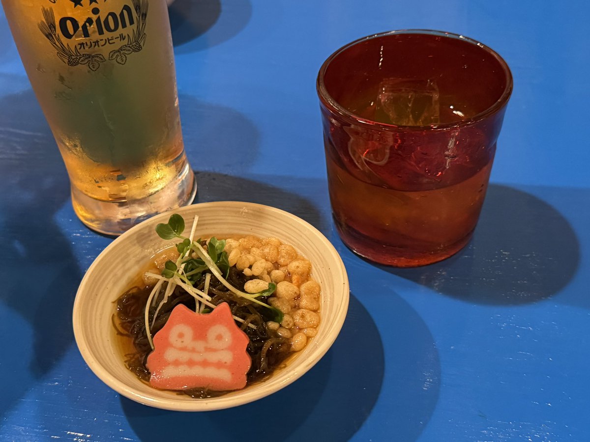 aikidon's tweet photo. 風のマジム、初めて舞台挨拶なるものを観てきました。伊藤沙莉ちっちゃくて可愛かった。映画としてはもう少し掘り下げて欲しかった。契約社員が社内公募に応募する葛藤とか、いくつもの障害が酒飲んであっさりとか。時間の制約なのかなー。終わって徳之島だけどラムを。#風のマジム https://t.co/a7x0mVj6AC