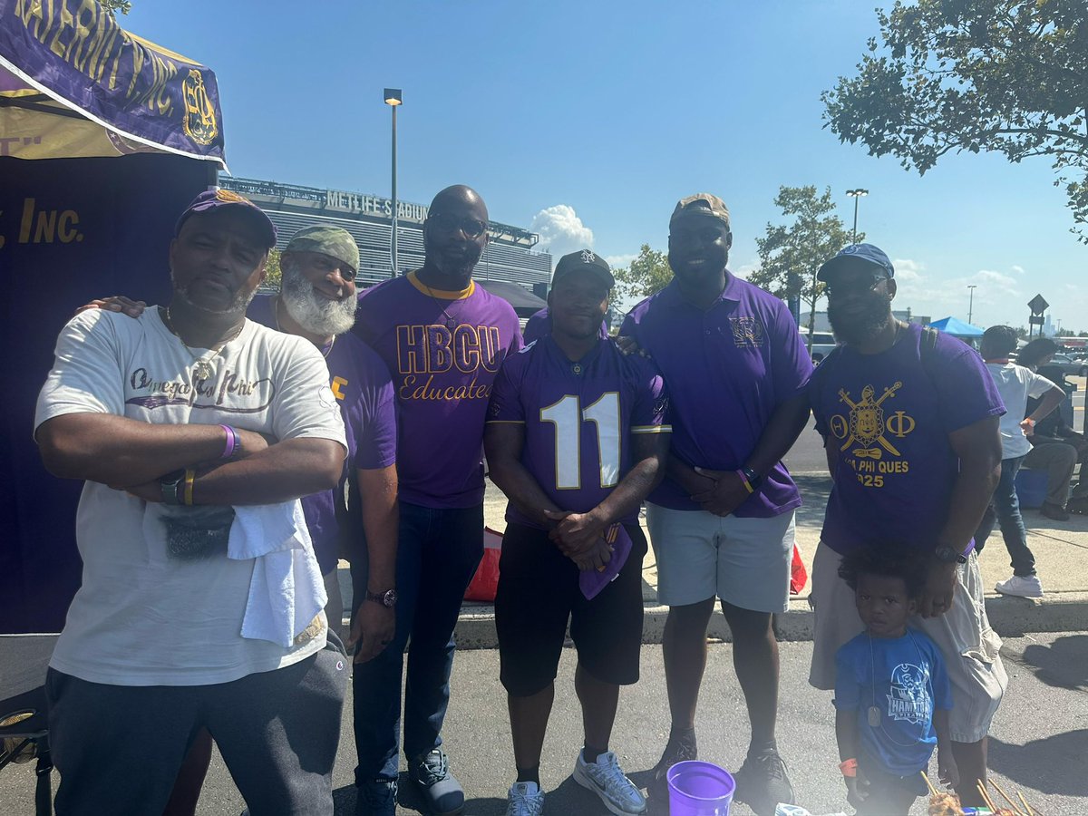EpsilonQues's tweet image. 💜⚡️ The Bruhz showed up HEAVY at the HBCU Classic Tailgate! From grills to fellowship, the energy was unmatched &amp;amp; the spirit of Omega was everywhere. Nothing like reppin’ the Mighty E while celebrating HBCUs! 🐶🔥

#EpsilonChapter #OmegaPsiPhi #MightyE #QueYorkCity #HBCUClassic
