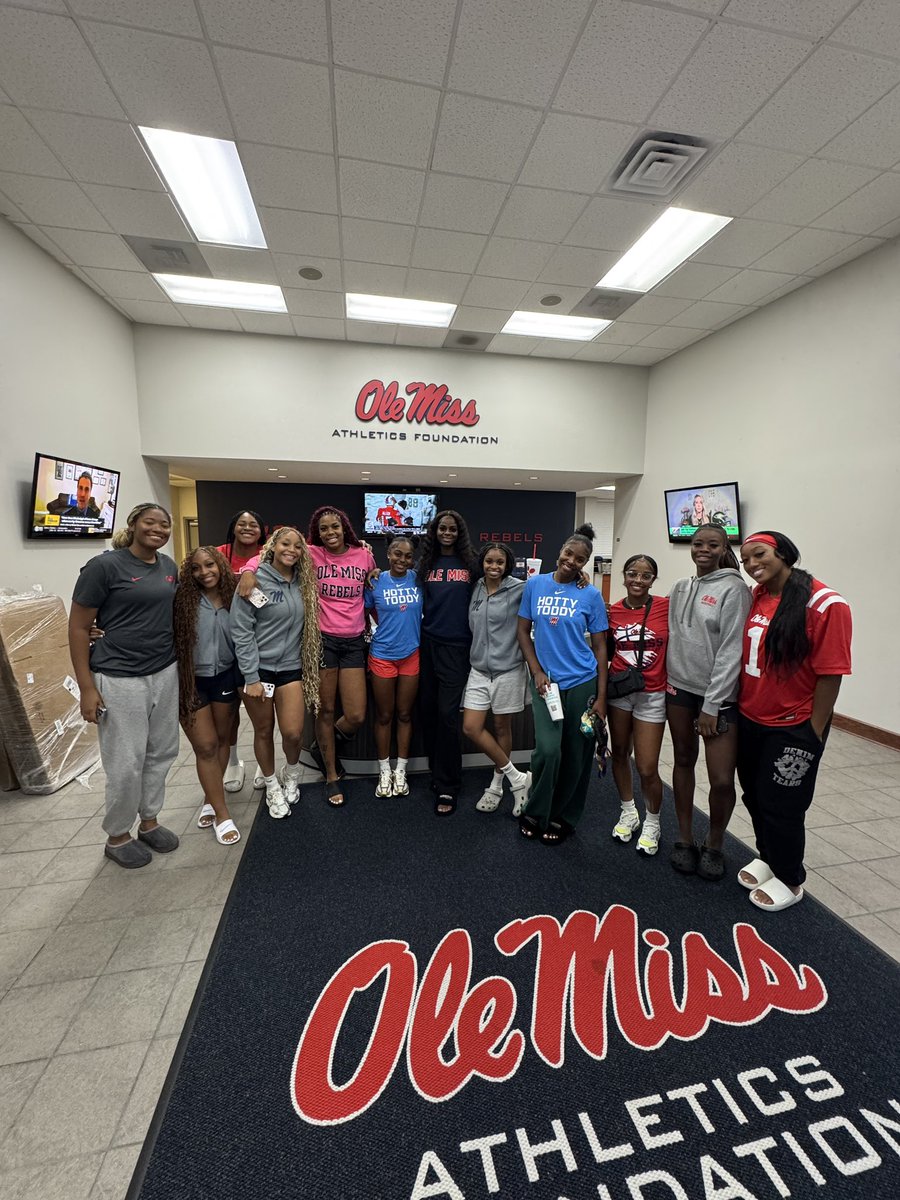 We loved getting to call some of our season ticket holders tonight 🫶

Can’t wait to see y’all in the SJB Pavilion! 

#HottyToddy x #Give