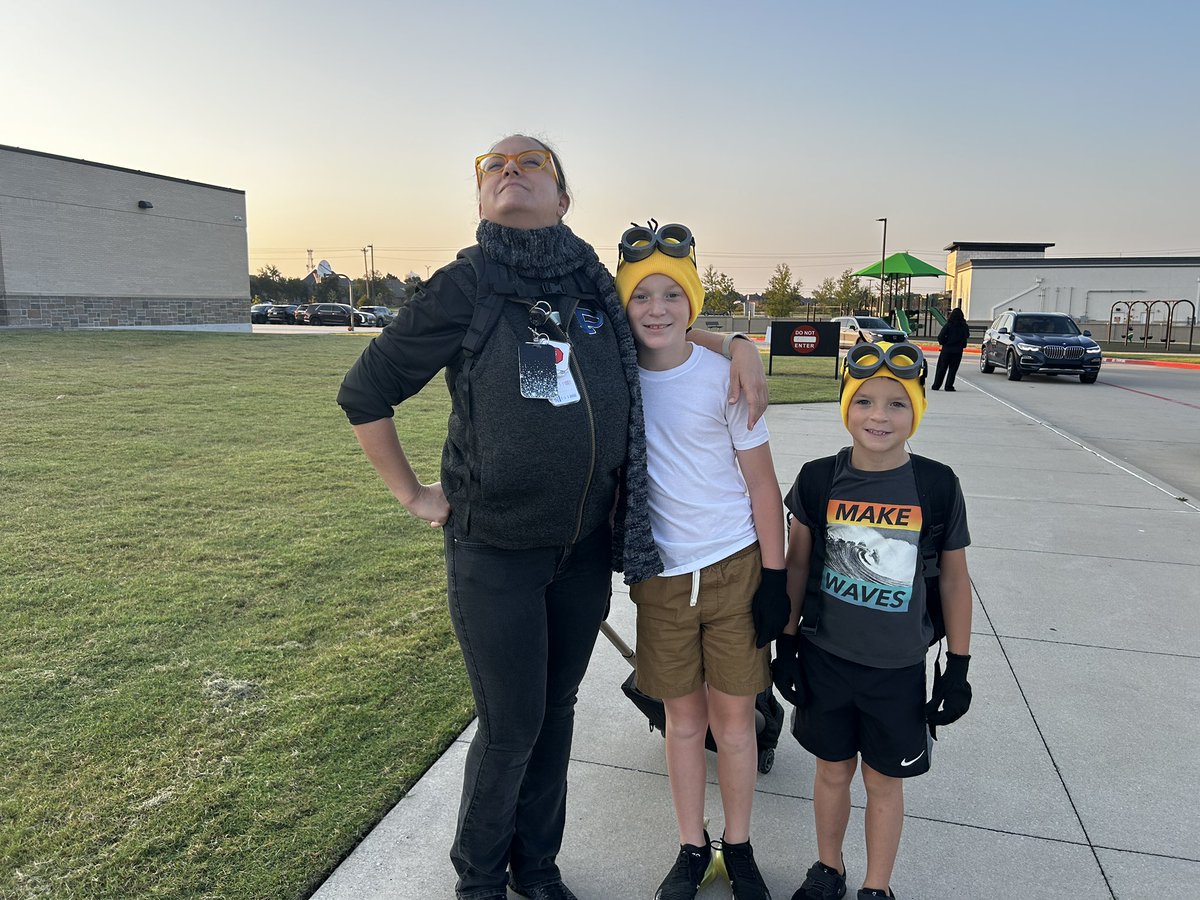 SpradleyElem's tweet photo. #MinionTakeover @SpradleyElem #RockHillPride @RockHillHS https://t.co/m2M6HaByLZ