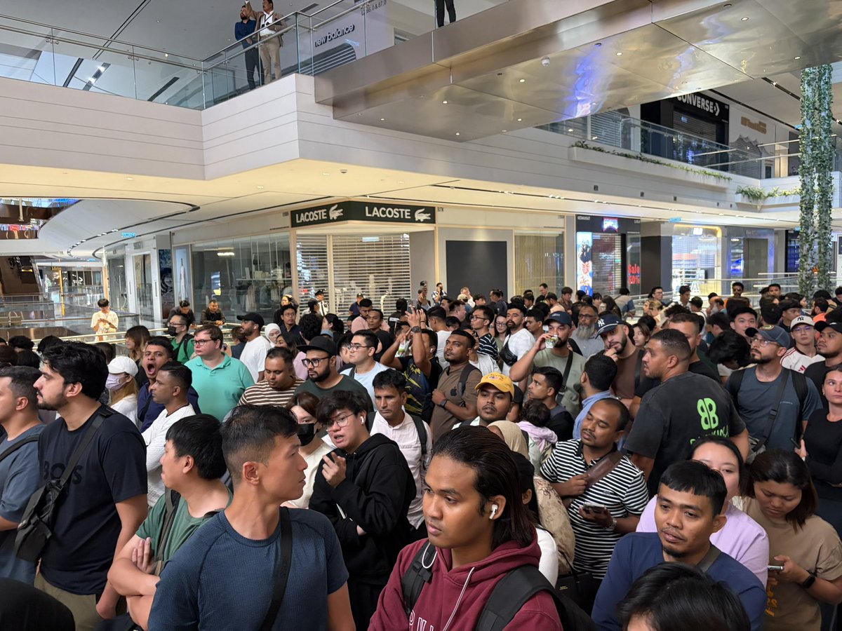Soya_Cincau's tweet image. The iPhone 17 series has officially arrived in Malaysia! There’s already a crowd in front of the Apple Store at TRX before the doors officially open at 8am. The first in line for pickup is a Malaysian and the first in line for the walk-in queue is from Bangladesh.