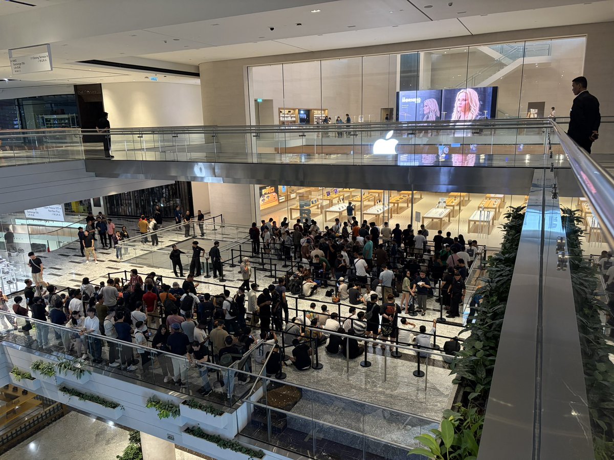 Soya_Cincau's tweet image. The iPhone 17 series has officially arrived in Malaysia! There’s already a crowd in front of the Apple Store at TRX before the doors officially open at 8am. The first in line for pickup is a Malaysian and the first in line for the walk-in queue is from Bangladesh.