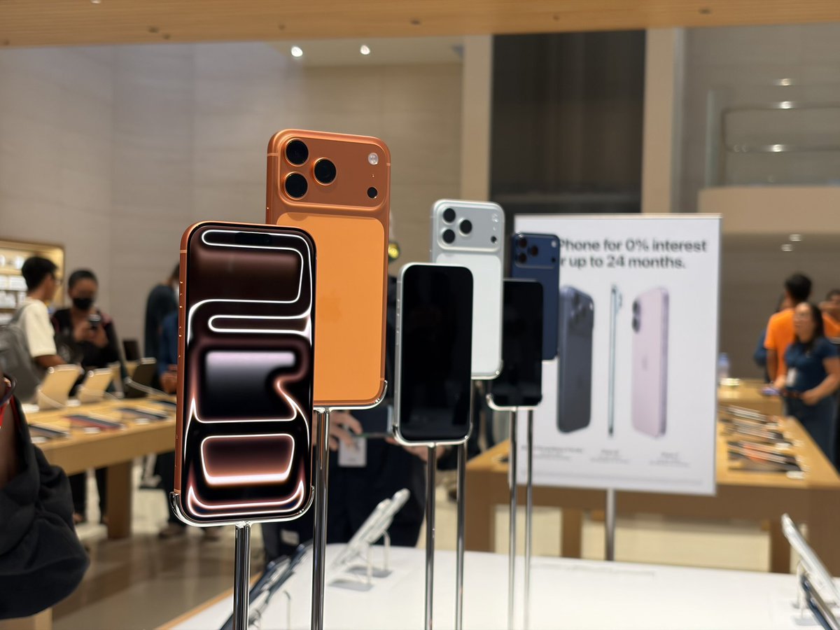 Soya_Cincau's tweet image. The iPhone 17 series has officially arrived in Malaysia! There’s already a crowd in front of the Apple Store at TRX before the doors officially open at 8am. The first in line for pickup is a Malaysian and the first in line for the walk-in queue is from Bangladesh.