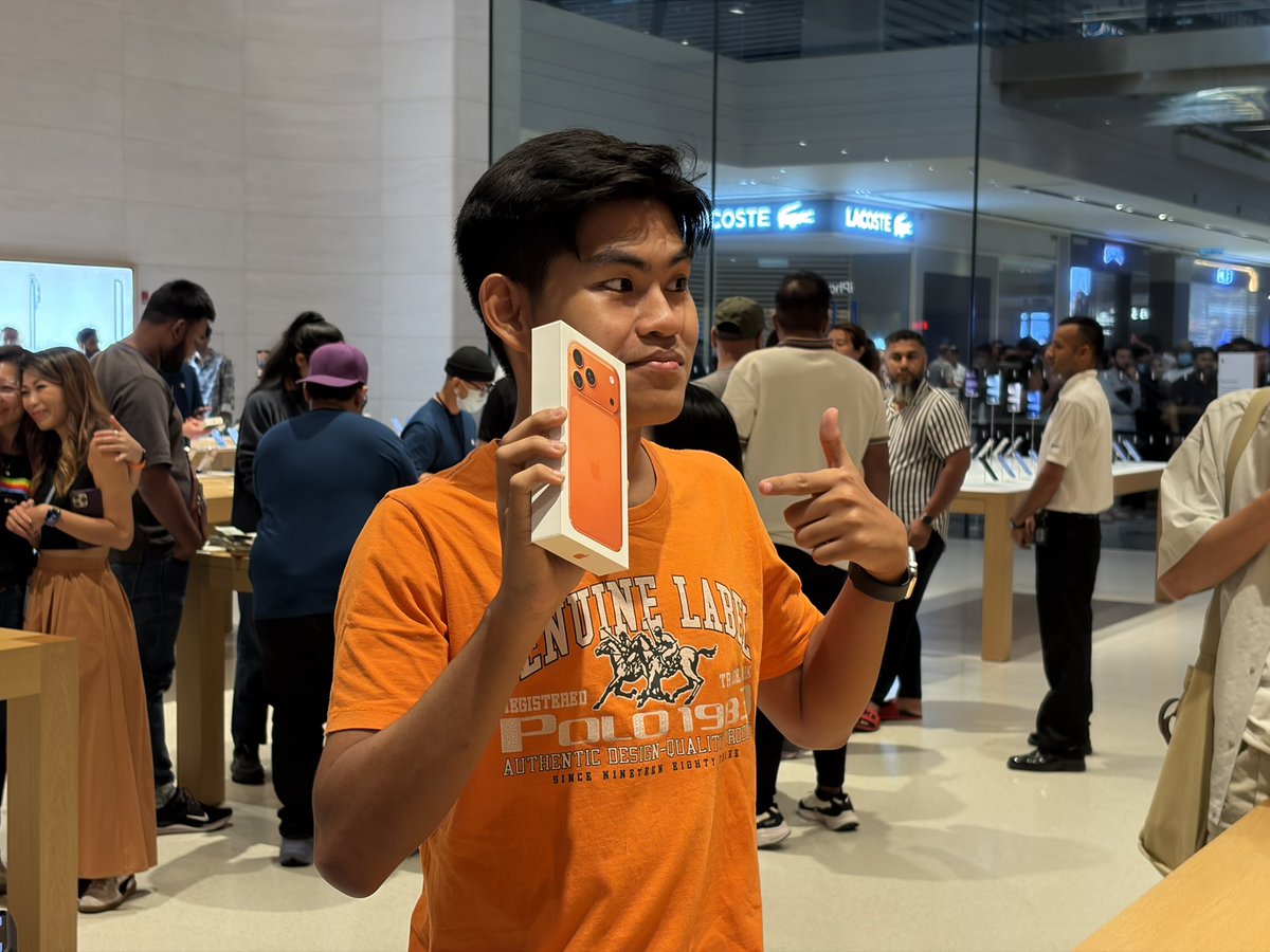 Soya_Cincau's tweet image. The iPhone 17 series has officially arrived in Malaysia! There’s already a crowd in front of the Apple Store at TRX before the doors officially open at 8am. The first in line for pickup is a Malaysian and the first in line for the walk-in queue is from Bangladesh.