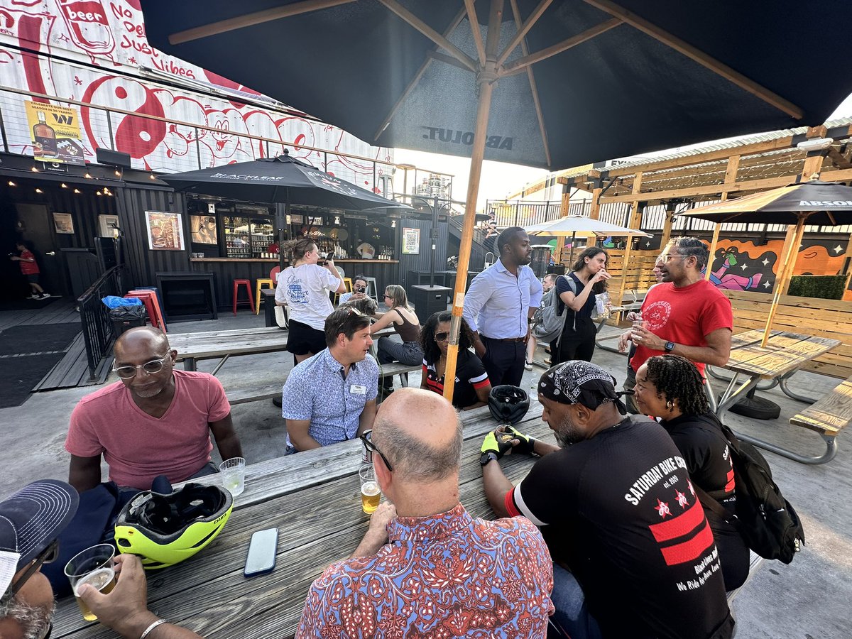 CMZParker5's tweet image. Thanks to everyone who came out for our community bike ride down the MBT and happy hour at @metrobardc! A beautiful evening with neighbors. 🥂🚲