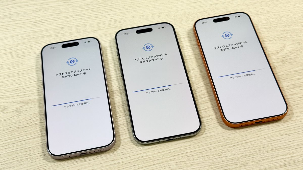 mizuojisan3's tweet image. 【アプデ】
3台とも初期設定中にアプデ入り🤔
iOS 26のパブリックベータから正式版にアプデとかそんな感じでしょうか🤔

データ移行する人は移行中にこれが出ると3割位の確率(体感)でデータ移行止まるので笑、止まった場合は旧機種側でデータ移行止めて大丈夫です🙆🏻‍♂️

落ち着いて再度やり直して下さい💁🏻‍♂️