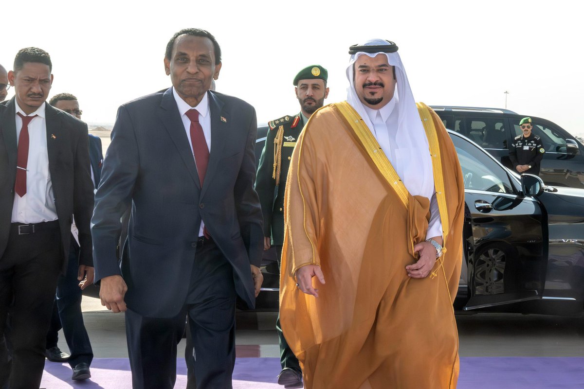 سمو نائب أمير منطقة الرياض #محمد_بن_عبدالرحمن_بن_عبدالعزيز 
يودّع دولة رئيس وزراء جمهورية السودان
الدكتور كامل الطيب إدريس والوفد
المرافق له لدى مغادرتهم الرياض