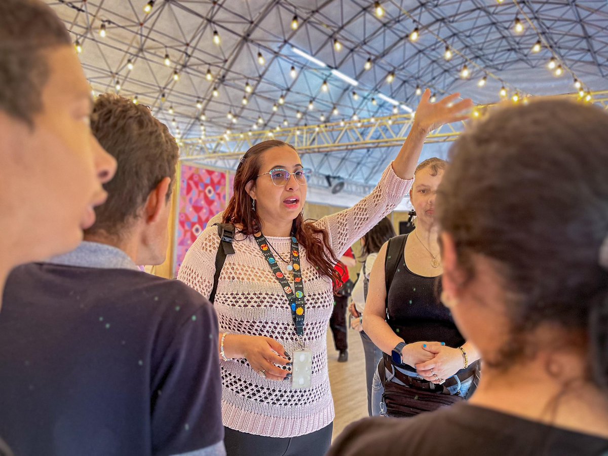 Hoy llevamos al grupo de “Otras formas de leer” del Parque Biblioteca San Cristóbal a la Fiesta del Libro🎪. Con “Otras forma de leer”, promovemos la lectura, la escritura y la oralidad en personas con discapacidad, ¡y lo más lindo de la Fiesta es que todos podemos disfrutarla!🤗