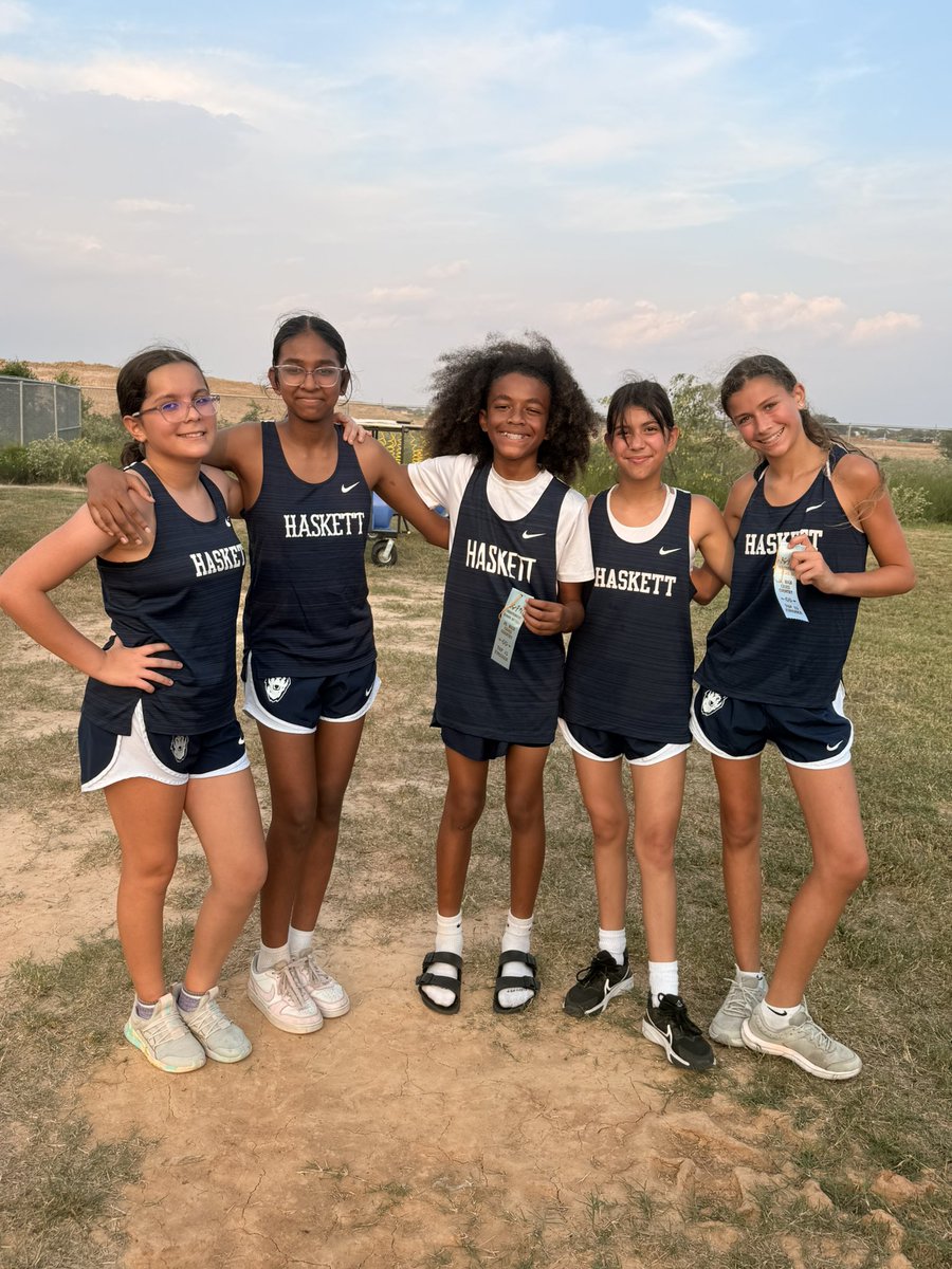 MrsMWilliams5's tweet image. Extremely proud of these kiddos tonight! Not a PR, but definitely brought home some ribbons! #WeAreHaskett #CrossCountry @HJH_Athletics @HaskettJH